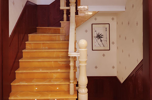 姜堰中式别墅室内汉白玉石楼梯的定制安装装饰效果